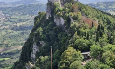 Vista panoramica delle torri medievali di San Marino durante un’escursione da Rimini