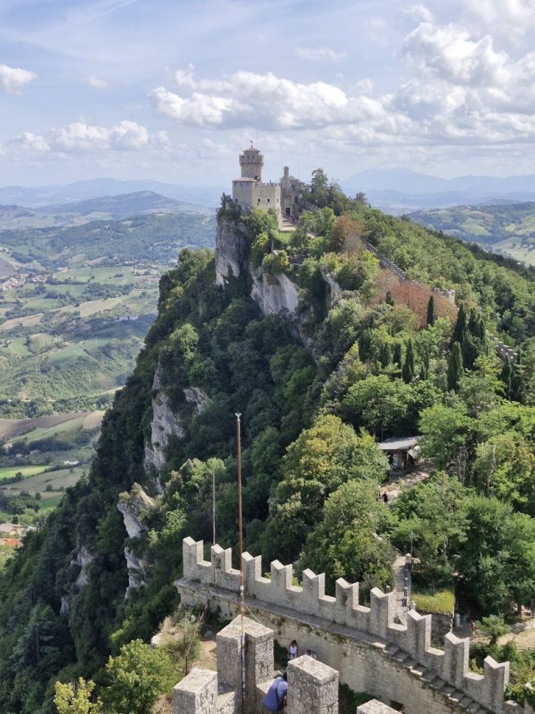 Vista panoramica delle torri medievali di San Marino durante un’escursione da Rimini