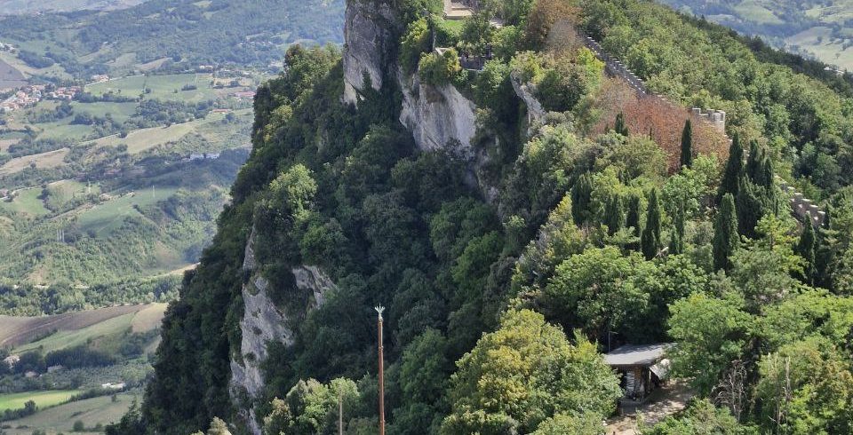 Vista panoramica delle torri medievali di San Marino durante un’escursione da Rimini